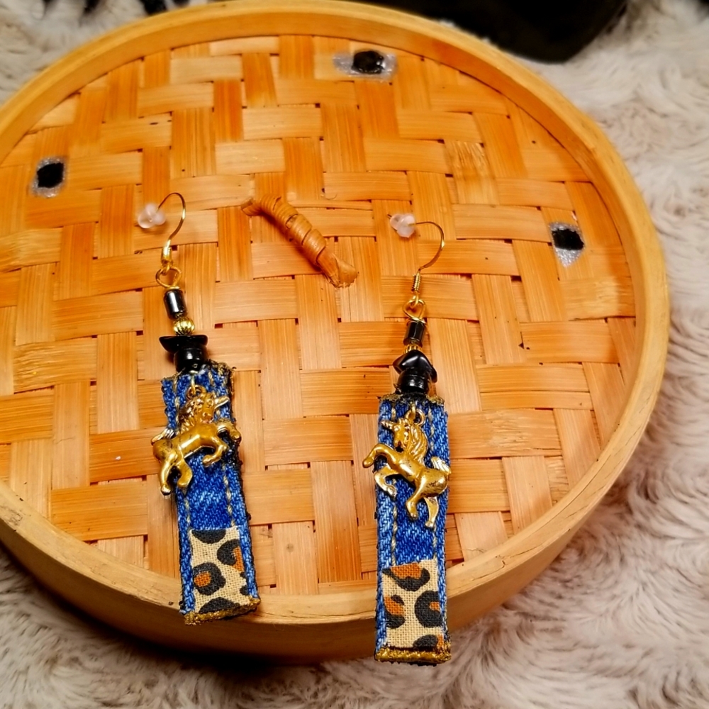 The pewter Gold tone colorunicorn shaped charms denim fabric earrings